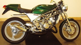 ヤマハ SDR (2TV ’86-’88):単気筒2スト200cc、トラスフレームで乾燥車重105kgの異端児
