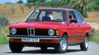 BMW 3シリーズ (初代 E21 ’75-’83):02シリーズの後継モデルとして登場し6気筒車も用意