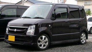 人気車で値引きが厳しかったのでスズキ・ワゴンRの新古車を小さな中古車屋さんで購入。大正解でした