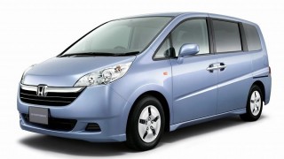 ホンダ ステップワゴン (3代目 RG1 ’05~’09):低床化に加え車高を下げ走行安定性を向上