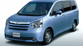 トヨタ ノア (2代目 ZRR7 ’07-’14):世界初のワンタッチスペースアップシートを採用