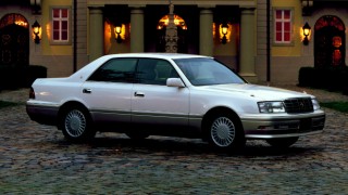 トヨタ クラウン (10代目 S15 ’95-’01):シャシー形式が変更され先代から大幅に軽量化