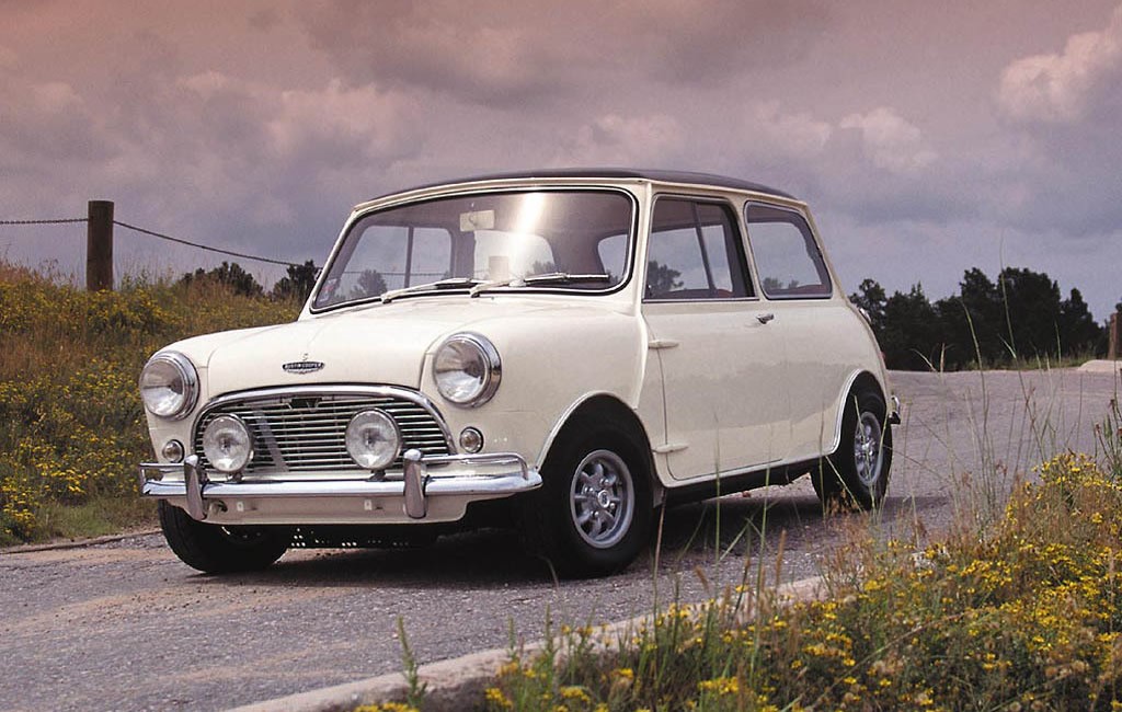 BMC ミニ (1959-2000)：革新的なレイアウトを採用し自動車史上に残る 