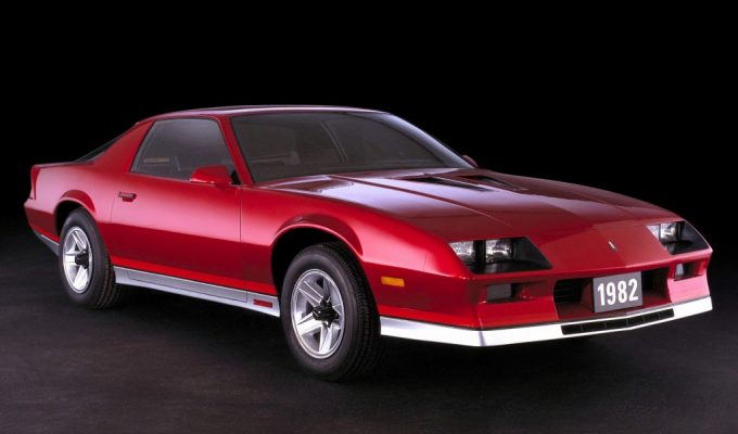 シボレー カマロ (3代目 1982-1992):ボディサイズを縮小しコンバーチブルが復活