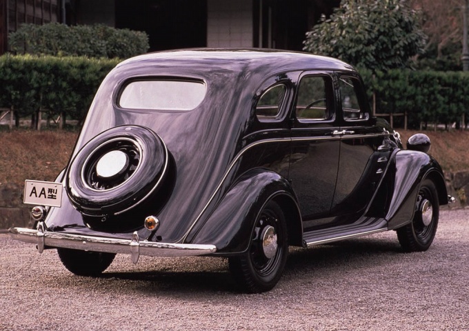 トヨダ AA型乗用車 (1936-1942)：アメリカ車の技術を導入して製造され 