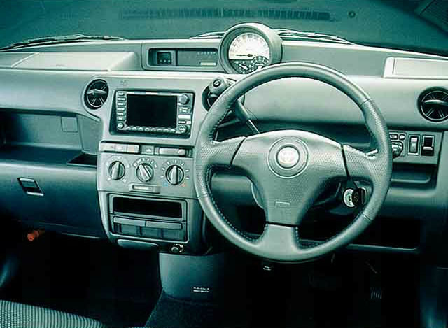 トヨタ bB (初代 2000-2005)：ボクシーなボディを纏ったファンカーゴの姉妹車種 [NCP3♯] | ビークルズ